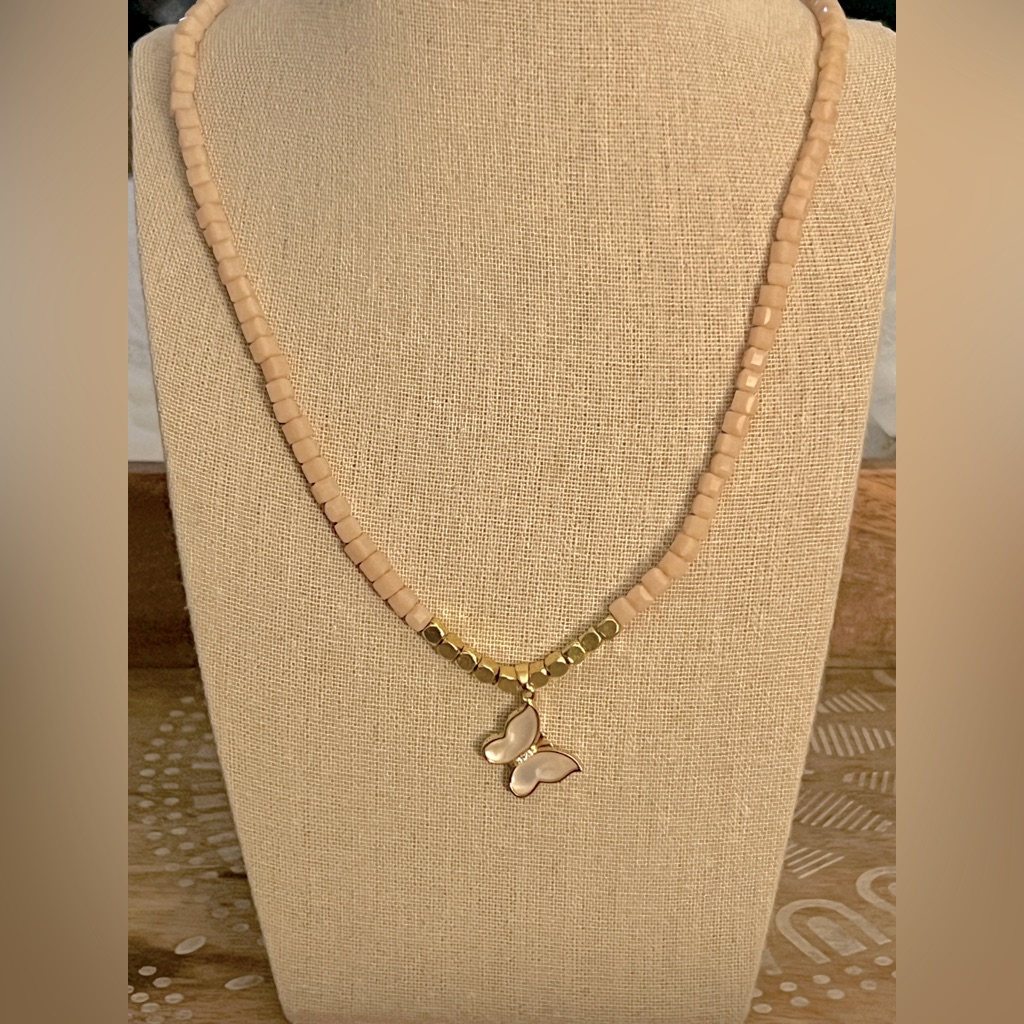New Pale Peach Crystal Beaded Necklace With Butterfly Charm Toggle Clasp 18$